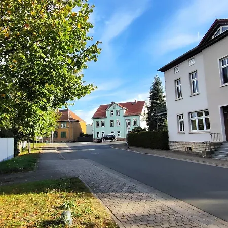 Bohnapartments Bechstein - Sehr Ruhig - 3 Schlafzimmer - Balkon - Stellplaetze- Wlan - Vollausstattung Апартаменты Neudietendorf