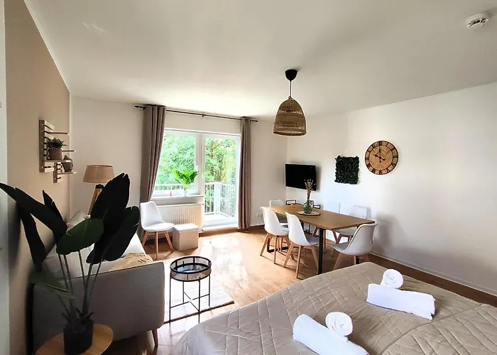 Bohnapartments Bechstein - Sehr Ruhig - 3 Schlafzimmer - Balkon - Stellplaetze- Wlan - Vollausstattung * Neudietendorf